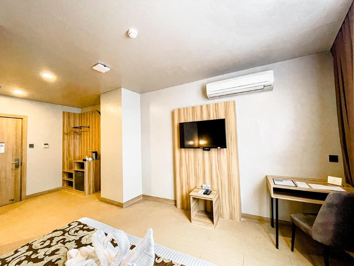 Madison 101 Hotel + Tower Quezon City Buitenkant foto
